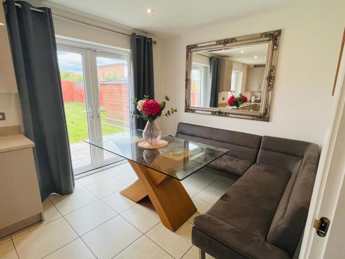 3BR-Sleeps 6 -Walk to Etihad & AO Arena