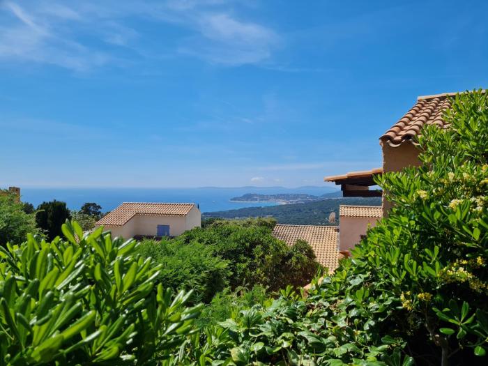 Bel appartement au calme avec terrasse aperçu mer, jardinet et piscine