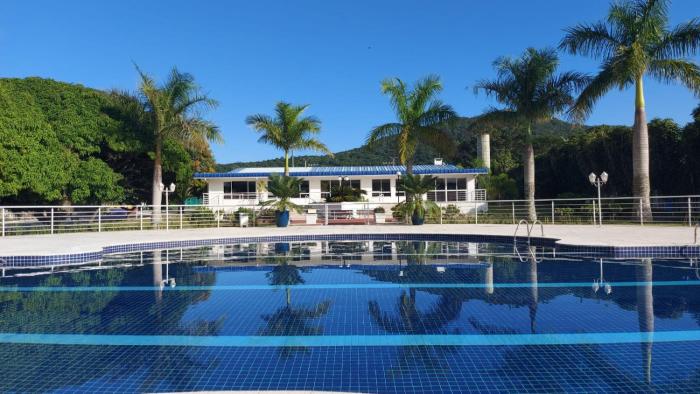 Apto 2 quartos completo em Condomínio Clube a 350 metros da praia do Campeche