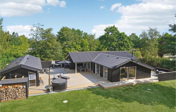 5 Bedroom Amazing Home In Glesborg