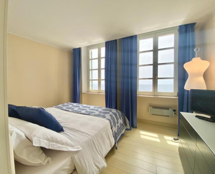 CasaViva - Beachfront Trilo with parking in Camogli