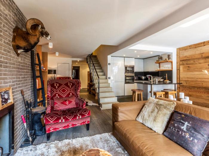 Appartement duplex haut de gamme avec cheminée au cœur de Val-dIsère, proche des pistes et commodités - FR-1-694-104