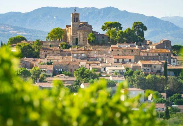 House in idyllic village between vineyards and sea