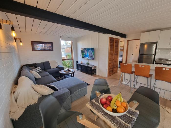 The Hideaway - Lake Views I Ski & Bike Storage I Central Jindabyne I Free WiFi I BBQ I Parking