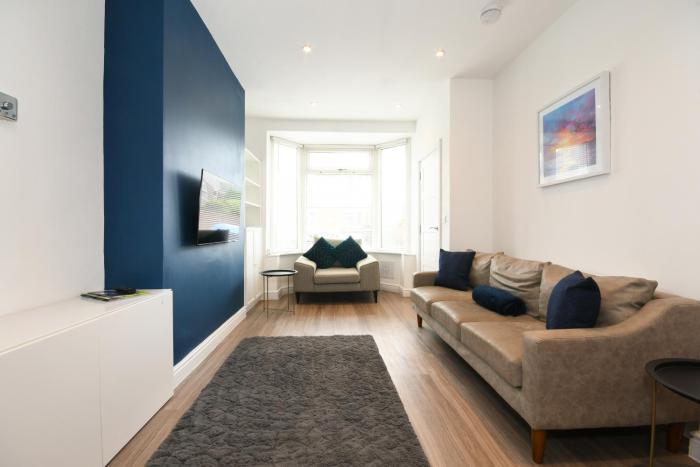 Morden house close to City centre & The Peaks