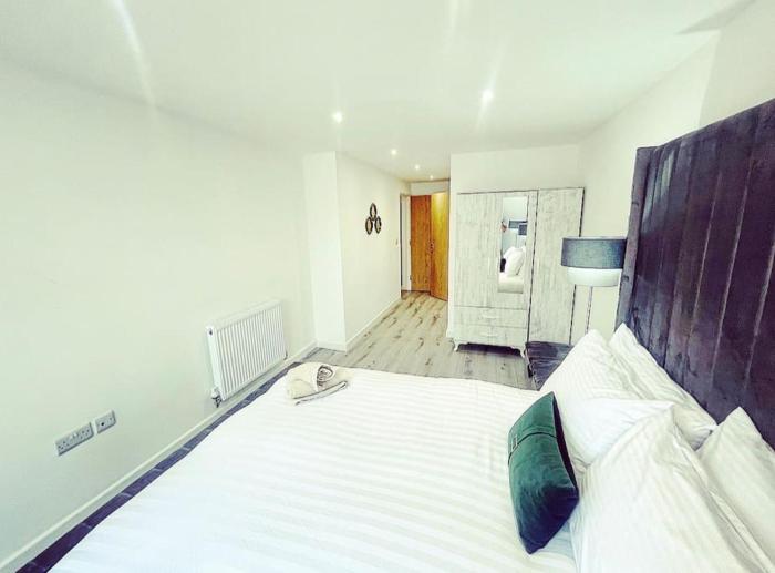 Brand new The Elegant Abode Apartment 2 Bedrooms, 1 Minute walk to shops restaurants cafe supermarket and high street