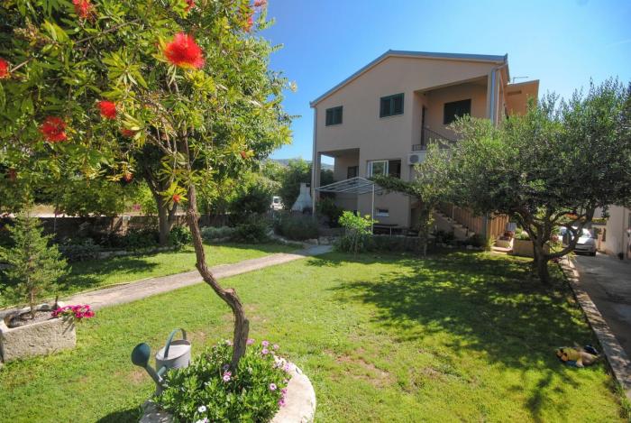 Green garden apartment near the beach