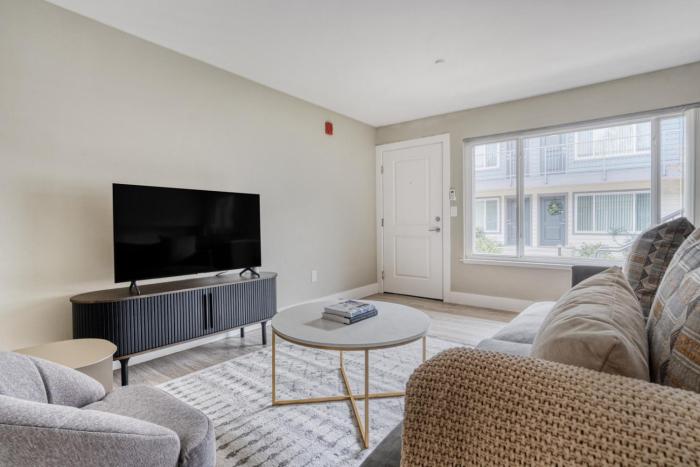 Campbell 1BR w Gym Pool Hot Tub nr WF TJ SFO-796