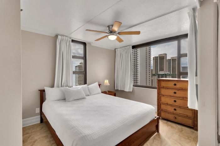 22nd Floor Condo with Stunning Ocean Views and Free Parking!