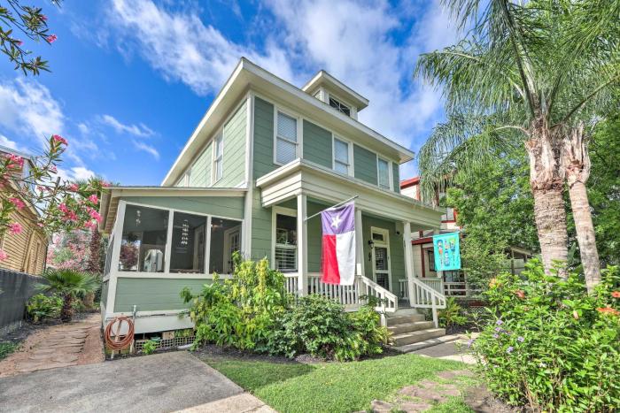 Historic Galveston Hideaway, Walk to the Beach!