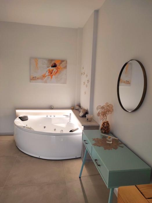 Deluxe Romantic Suite
