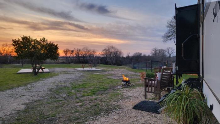 River RV, Romance Glamping Pup Paradise Riverside
