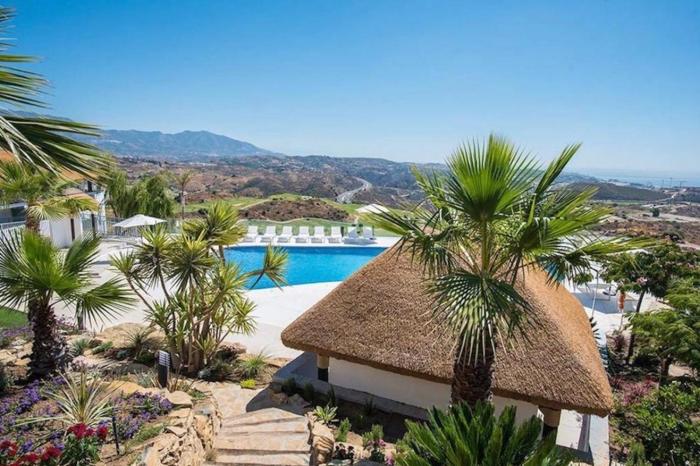 Golf, sea and mountain views