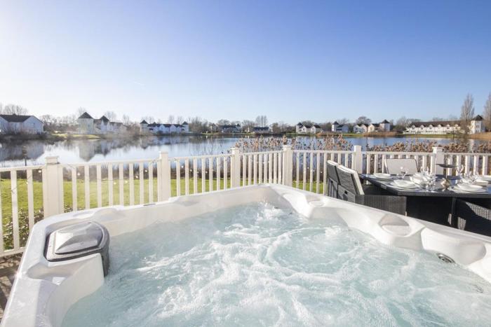 Windrush Lake 80 & 81, Waterlow Lodge P