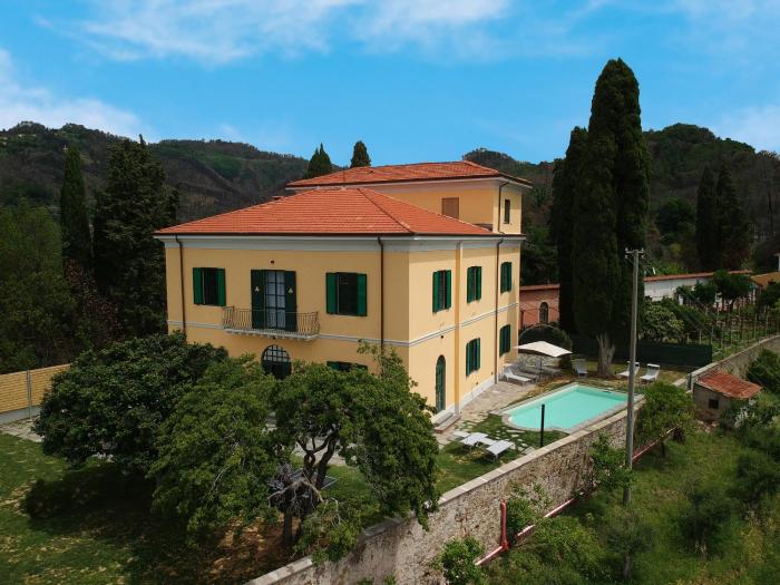 Massarosa Front Lake, The Gargoyles