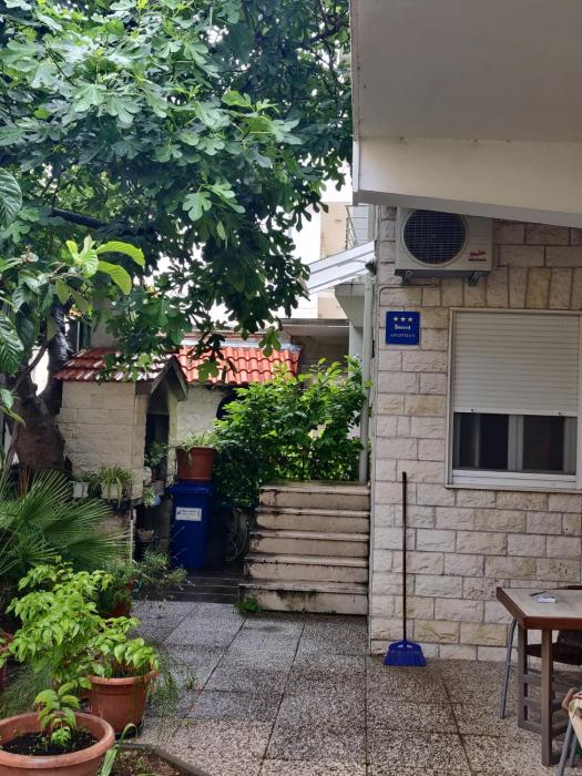 Omis apartment - near beach and town center, ground floor with small garden