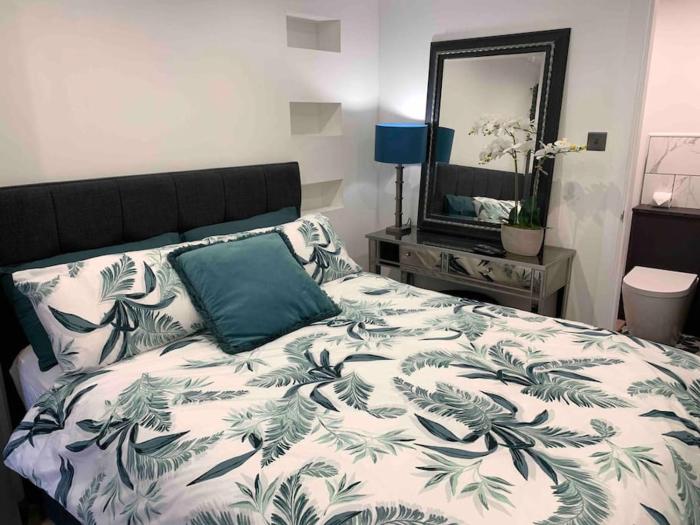 Lux Private Entrance 1 bed Studio - Free Parking - ideal for COOP Live, MCR City Centre, Salford Royal Hospital & Buile Hill Mansion wedding venue