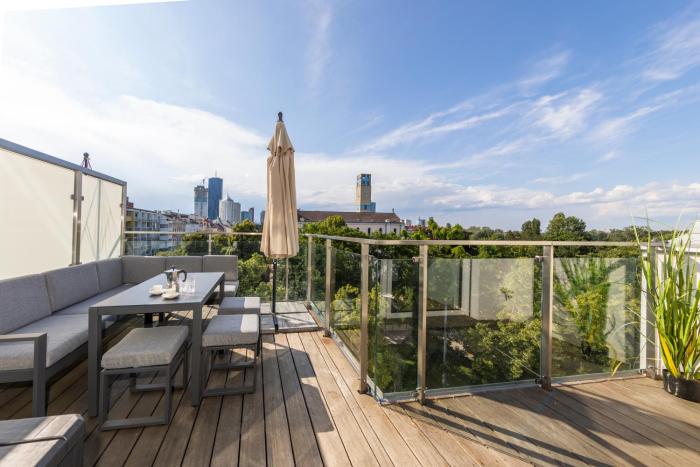 SkyLine Apartment mit Terrasse close to Lakes