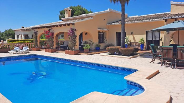 TOP RATED Luxury 4 Bed Villa - Beach Moments Away, Private Pool, Open Views
