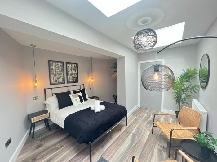 Modern spacious Belfast city stay free parking