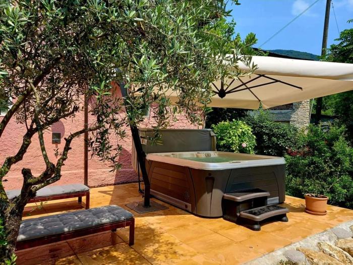 La Casa Rosa di Segusino with SPA Jacuzzi in garden
