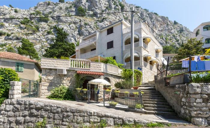 Apartments with a parking space Omis - 20787