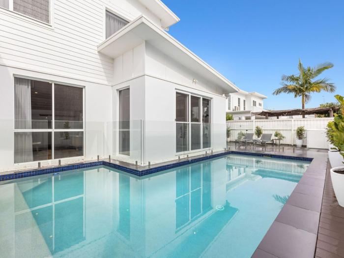 Sunrise Mansion with Pool