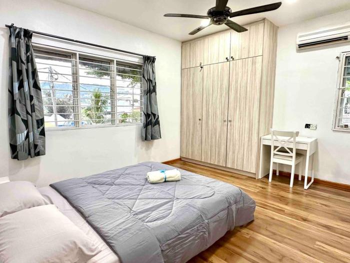 Corner Homestay with Garden and Private Parking