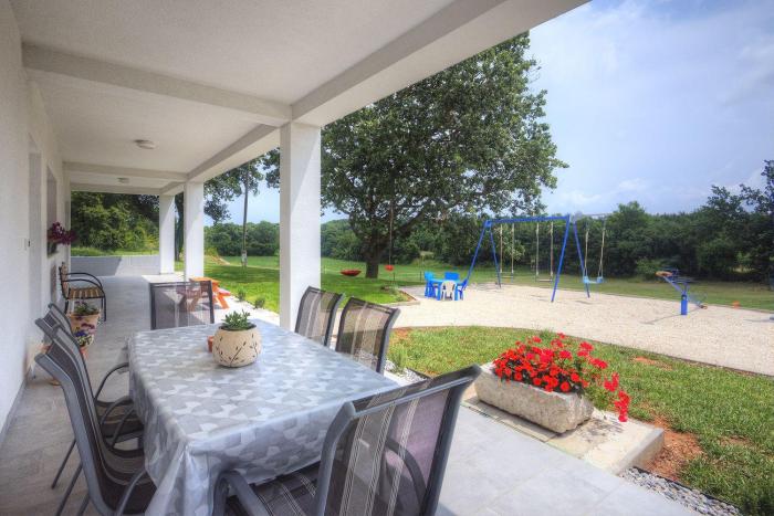 Apartment mit großem Garten, Spielbereich