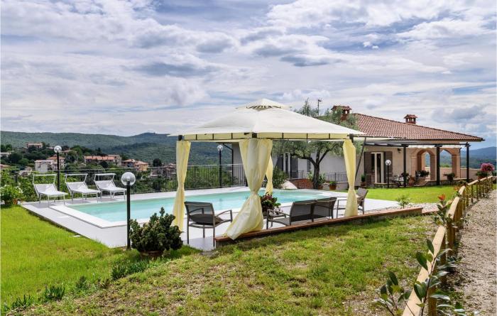 Lovely Home In Amelia With Kitchen