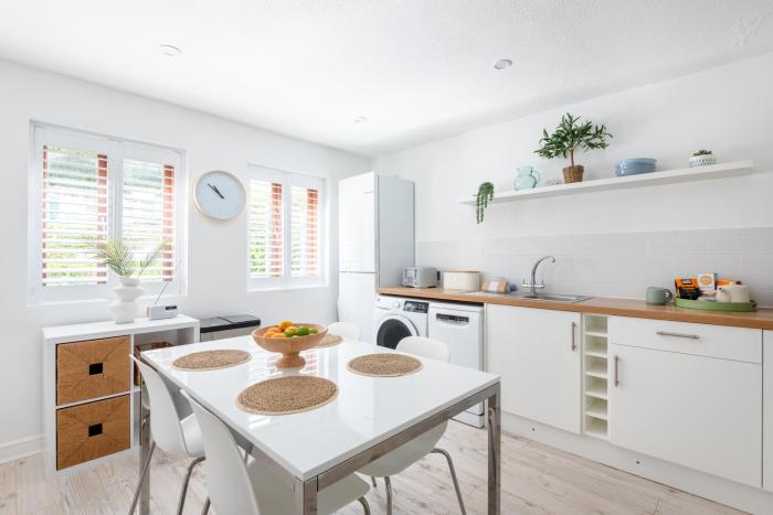 Hideaway - Exclusive marina development, town centre, with parking