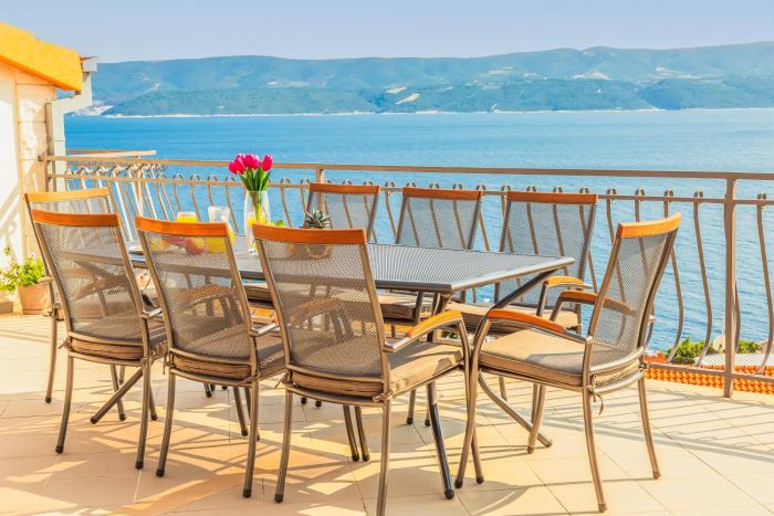 2 x Top Floor Modern Family apartments