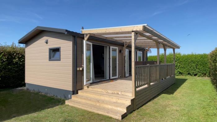 Chalet Boerenbries - Heerlijk chalet met overkapt terras en 2 slaapkamers - max 4 pers - 3 km van Noordzee - locatie op camping Moorhoek 5