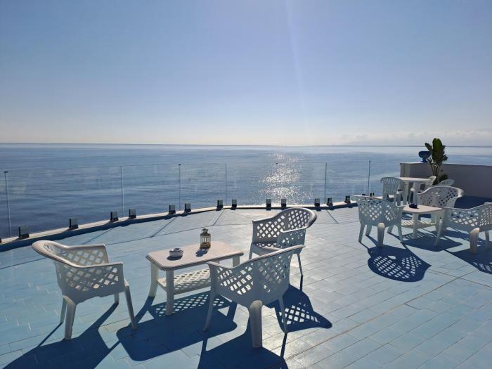 Blue Life, sea-luxury rooms on the beach between Palermo and Cefalu