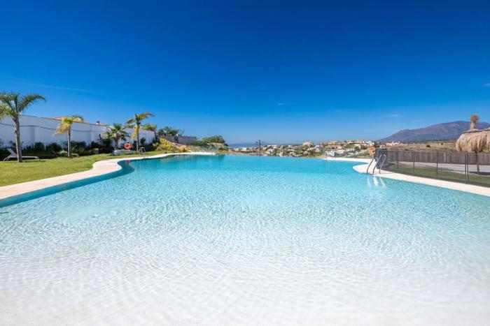 Luxury Resort 3 Bed apartment with Pools and Gym