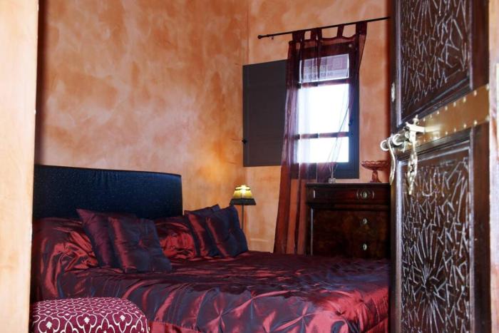Chambre Meknes, Riad 7 au village naturiste Couple only