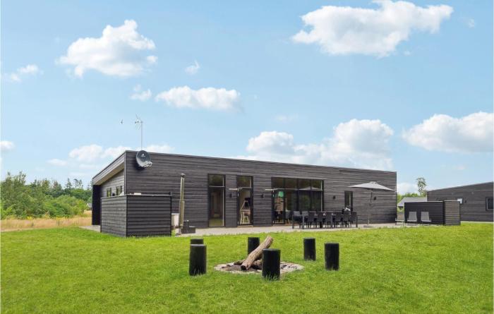 5 Bedroom Nice Home In Glesborg