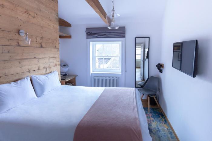 Apartment 5 at Number 8: 1 bedroom, sofa bed in lounge, kitchenette & walk-in shower