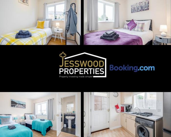 Spacious 3BR, 3BA House by Jesswood Properties Short Lets For Contractors, With Free Parking Near M1 & Luton Airport