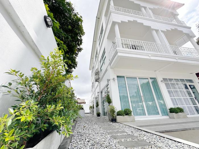 The White House Rachamankha เดอะ ไวท์เฮ้าส์ ราชมรรคา