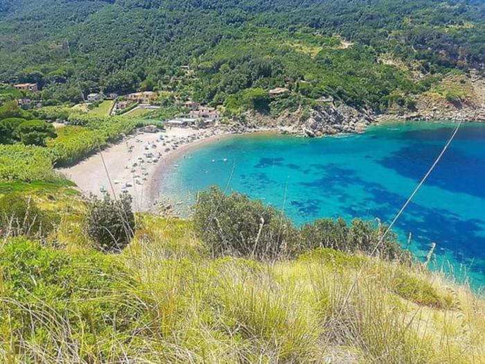Nisportino, Elba. Bilocale con patio vista mare.
