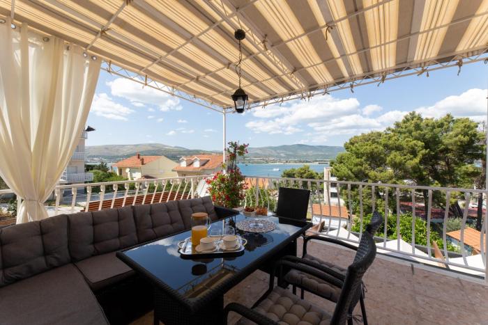 Treno, Luxurious Apartment with Jacuzzi and Sea-View