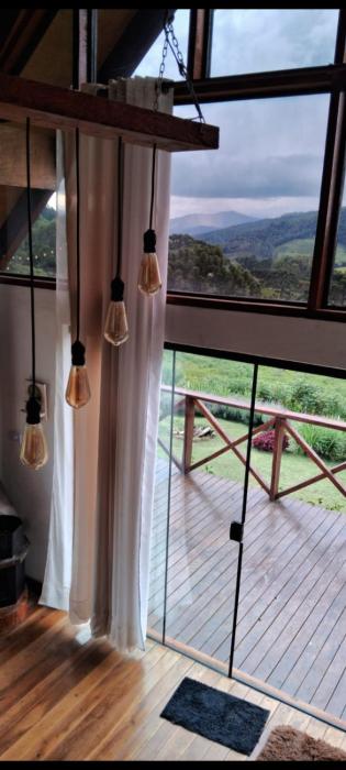 Chalé com vidros e hidromassagem