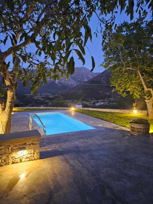 Patriko-Cozy villa on the foot of the mountains