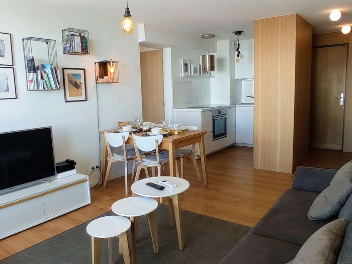 Appartement rénové 47m² - 6 pers, proche pistes et commodités, quartier animé, parking inclus - FR-1-545-32