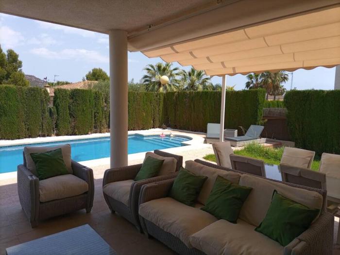 Villa de 4 habitaciones en Urbanización Privada