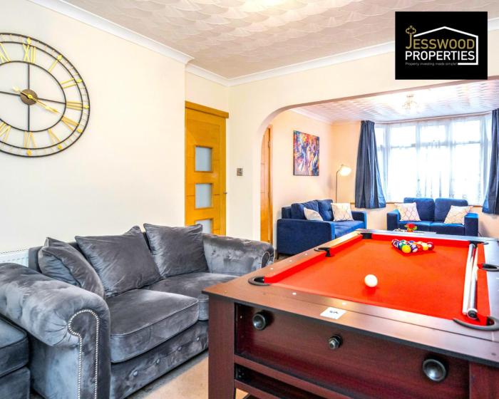 Large 6 Bedroom Contractor House by Jesswood Properties ShortLets For Groups, Business And Leisure With Free Parking, Wifi and Pool Table