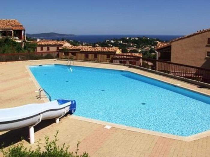 Studio mezzanine avec piscine, parking - 4 pers - Cavalaire - FR-1-226B-166