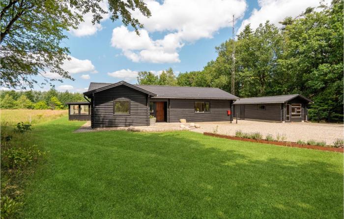 Lovely Home In Randbøl With Kitchen