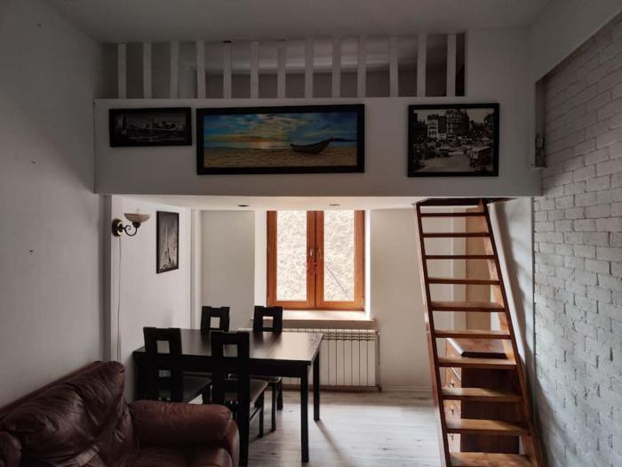 Apartament z antresolami